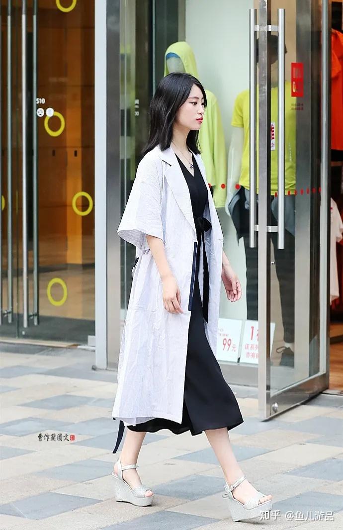 街拍时尚组图坡跟鞋美女搭配起来很讲究穿出与众不同的韵味