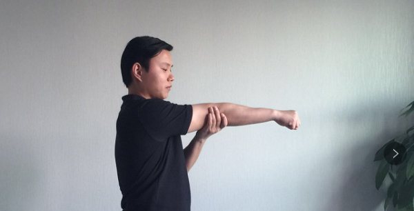 四指按住右手臂肱骨外上髁(也就是肘的外侧),然后右手臂前旋拉伸到右