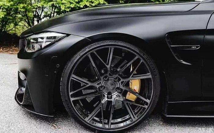 宝马m4全车换色哑光黑,大面积的黑色将车身完全包裹,平静而优雅的黑色