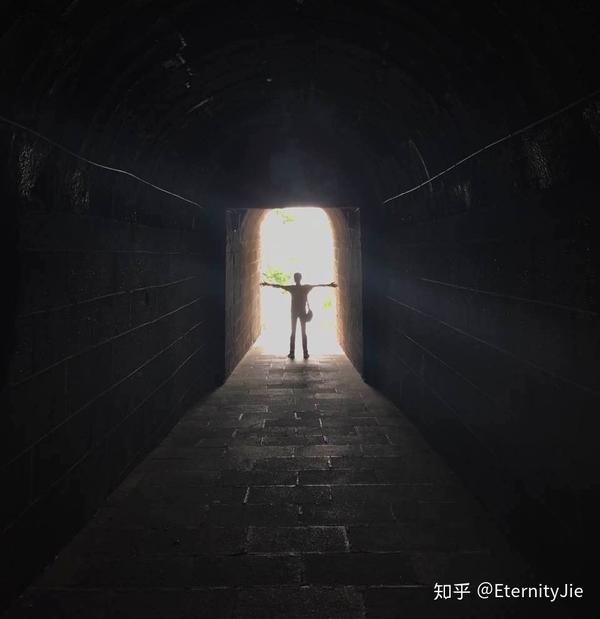 就是觉得有一种走出黑暗,拥抱光明的感觉.