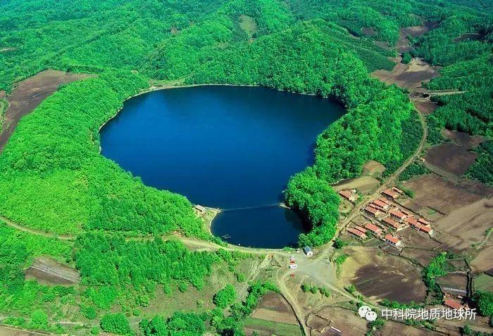 美丽的龙湾(玛珥湖与火山口湖)