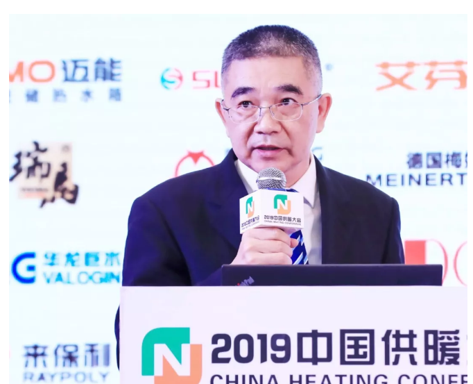黄国金以《居家采暖的未来趋势——人工智能供暖系统》为题发表演讲