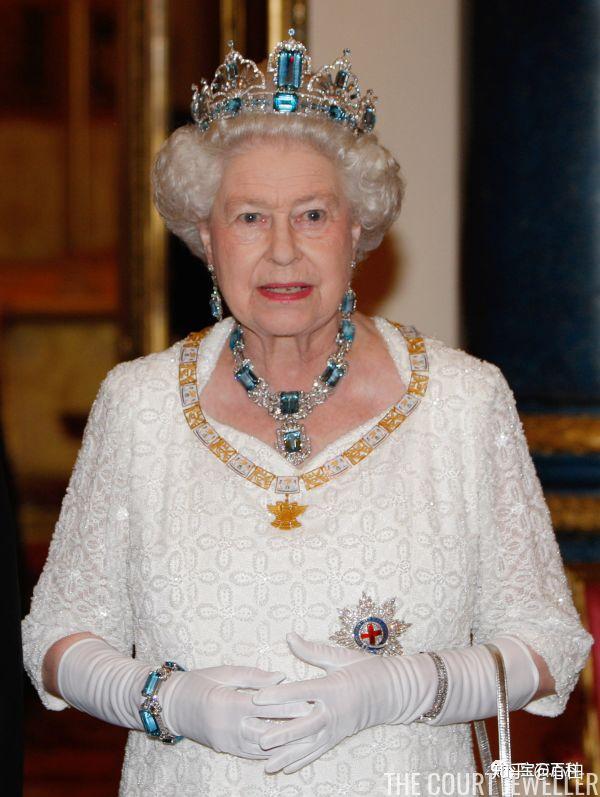 王室珍藏百余年这海蓝宝石冠冕也太美了吧