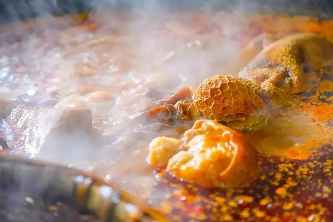 邛崃美食要趁热吃,这时候怎么能少了那碗热气腾腾的羊肉汤呢?
