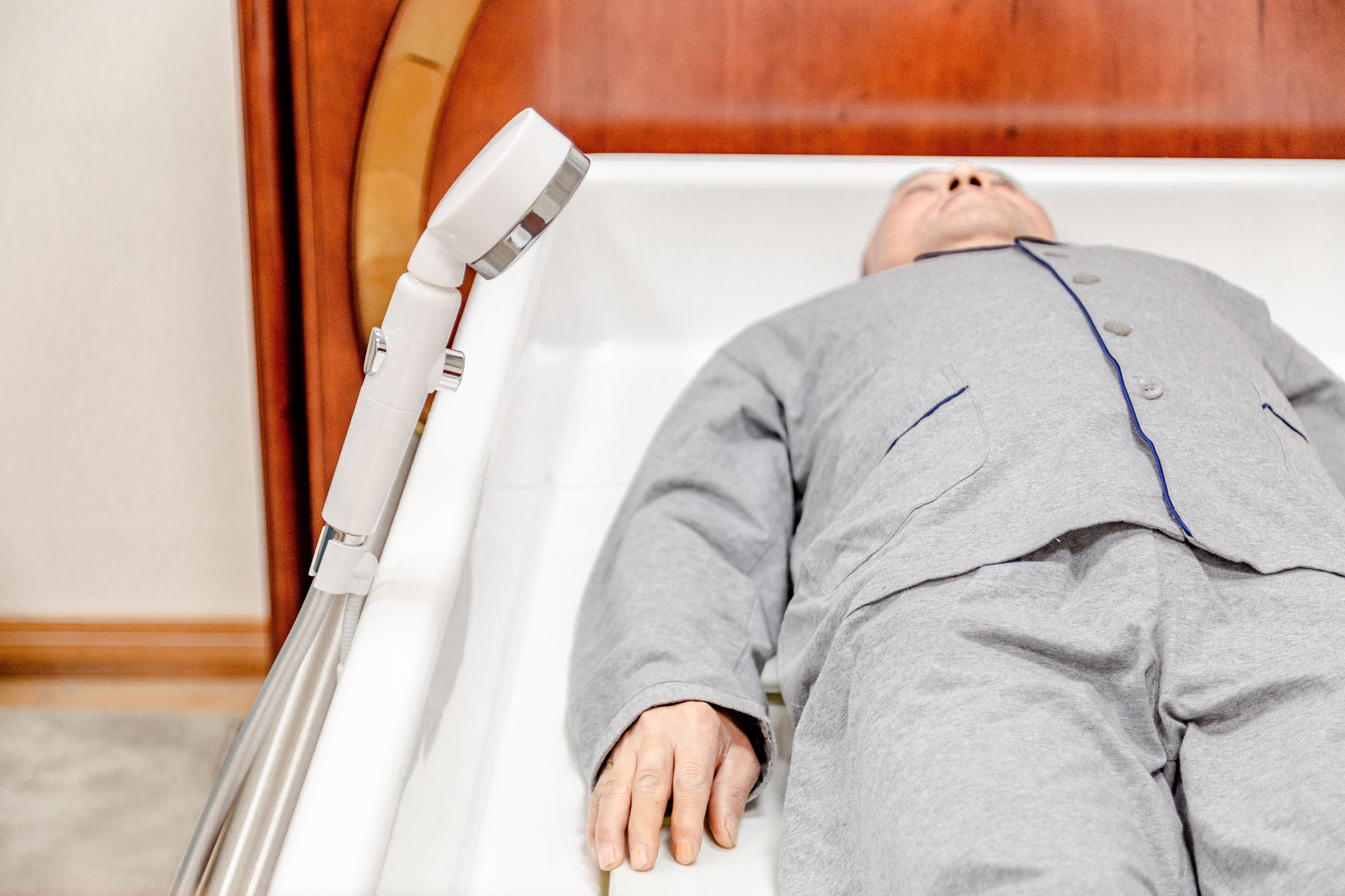 建议给老人洗澡时,一定要在空腹进行,防止搬动时老人出现呕吐的现象