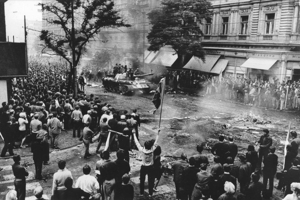 1968年苏联入侵捷克斯洛伐克期间,一名抗议者在布拉格与军队对峙