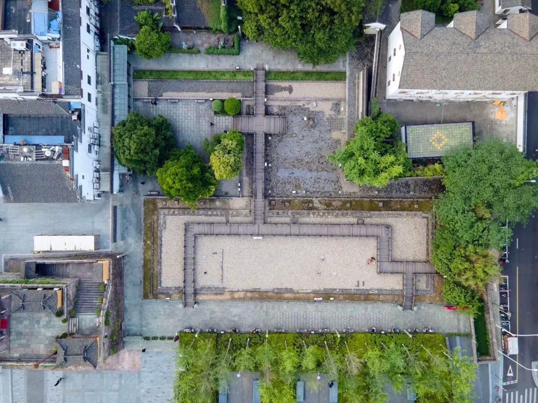 唐长庆元年(821),明州刺史韩察将州治迁到姚江,甬江,奉化江汇聚的三