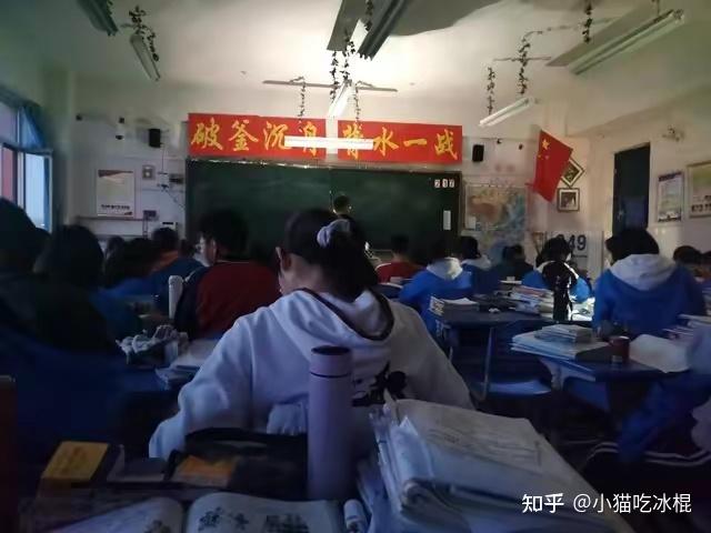 高三老师进教室拍下心酸一幕。很多学生长了白头发,还白了不少 - 知乎