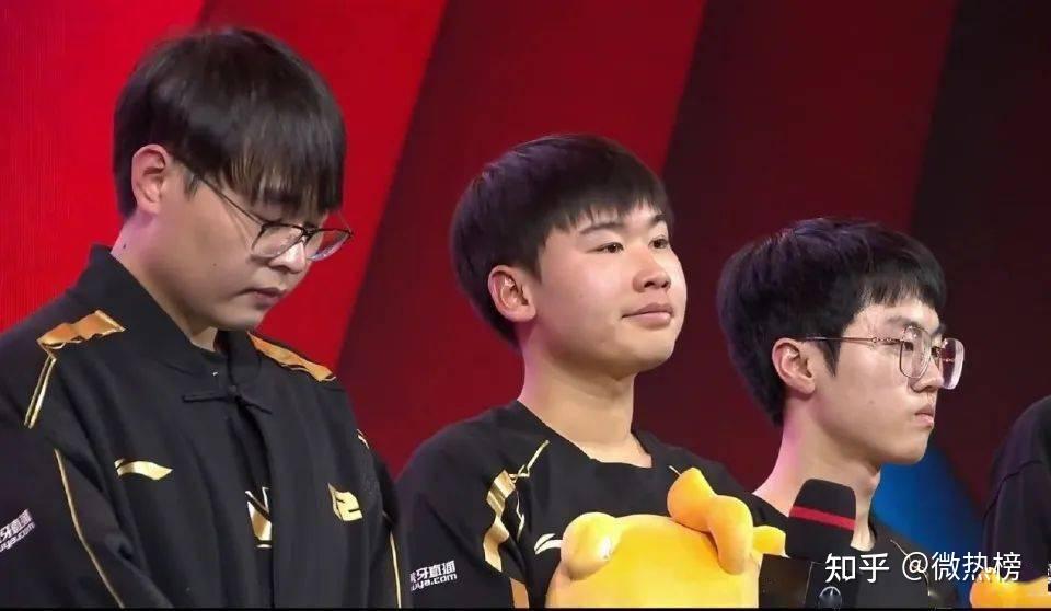 rng搞笑三兄弟火了冠军下路被斩杀强行越塔369ming沦为笑柄