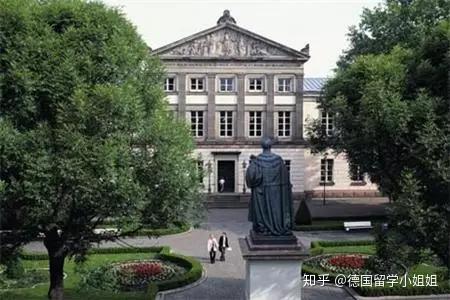 汉堡法学院成立于2000年