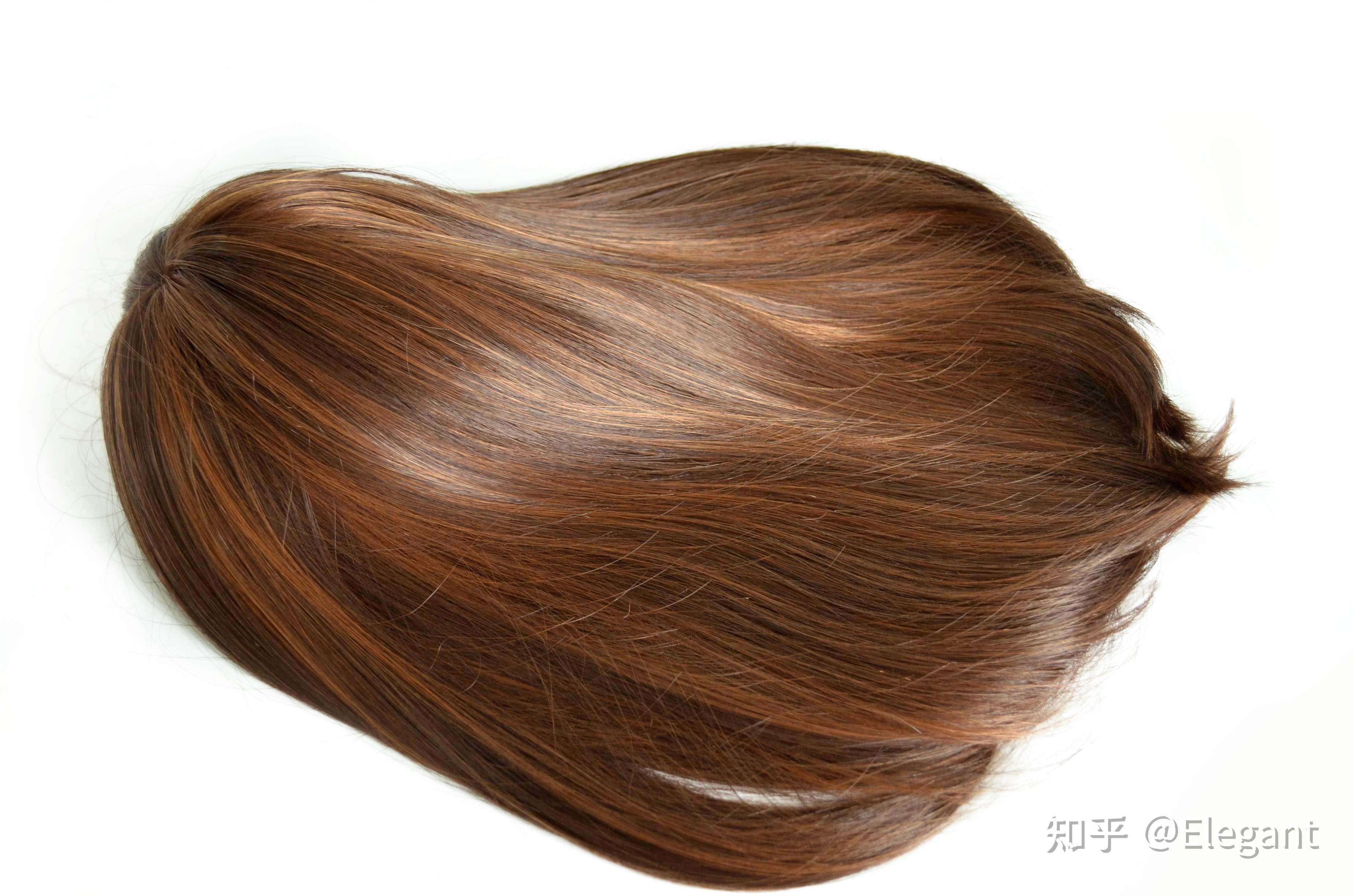 一眼就能看出的假发,就是化纤丝假发,它得逼真度远不如真人发,而且