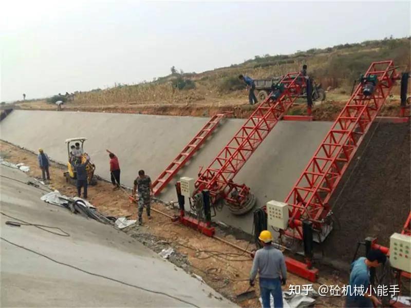 大型水泥混凝土摊铺机河道护坡摊铺机