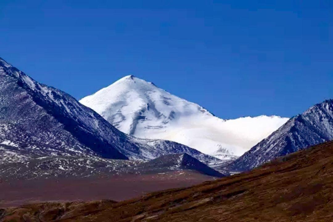 祁連山支脈柴達木山主峰,海拔5701米.