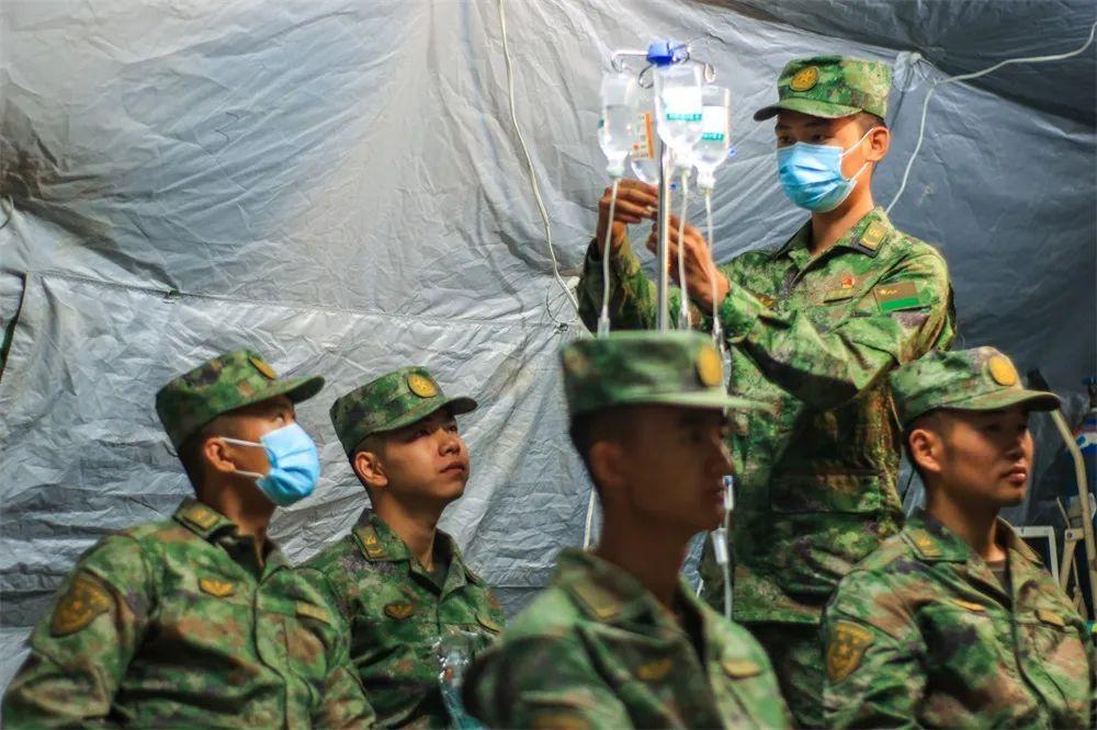 卫生员为就诊官兵输液此外,该旅还组织军医每天定时巡诊,针对季节性