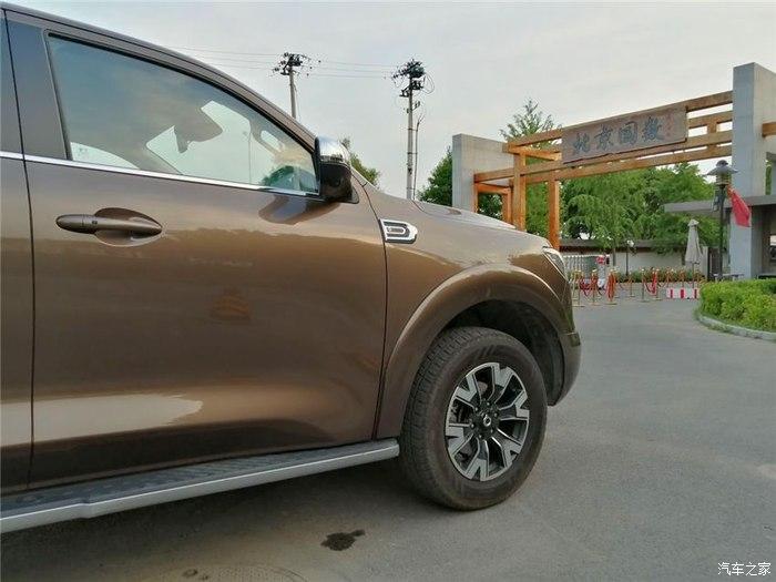 整体内饰显得非常上档次,棕色的内饰在皮卡中还是挺少见的,我感觉显得