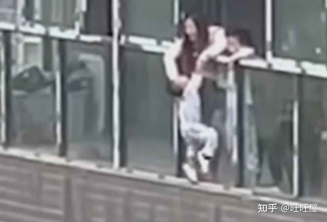 重庆真实儿子日亲妈 重庆3岁男童被亲妈扔下22楼前，最后一个动作曝光- 知乎