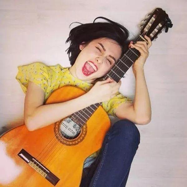 有没有女孩子弹吉他的头像?