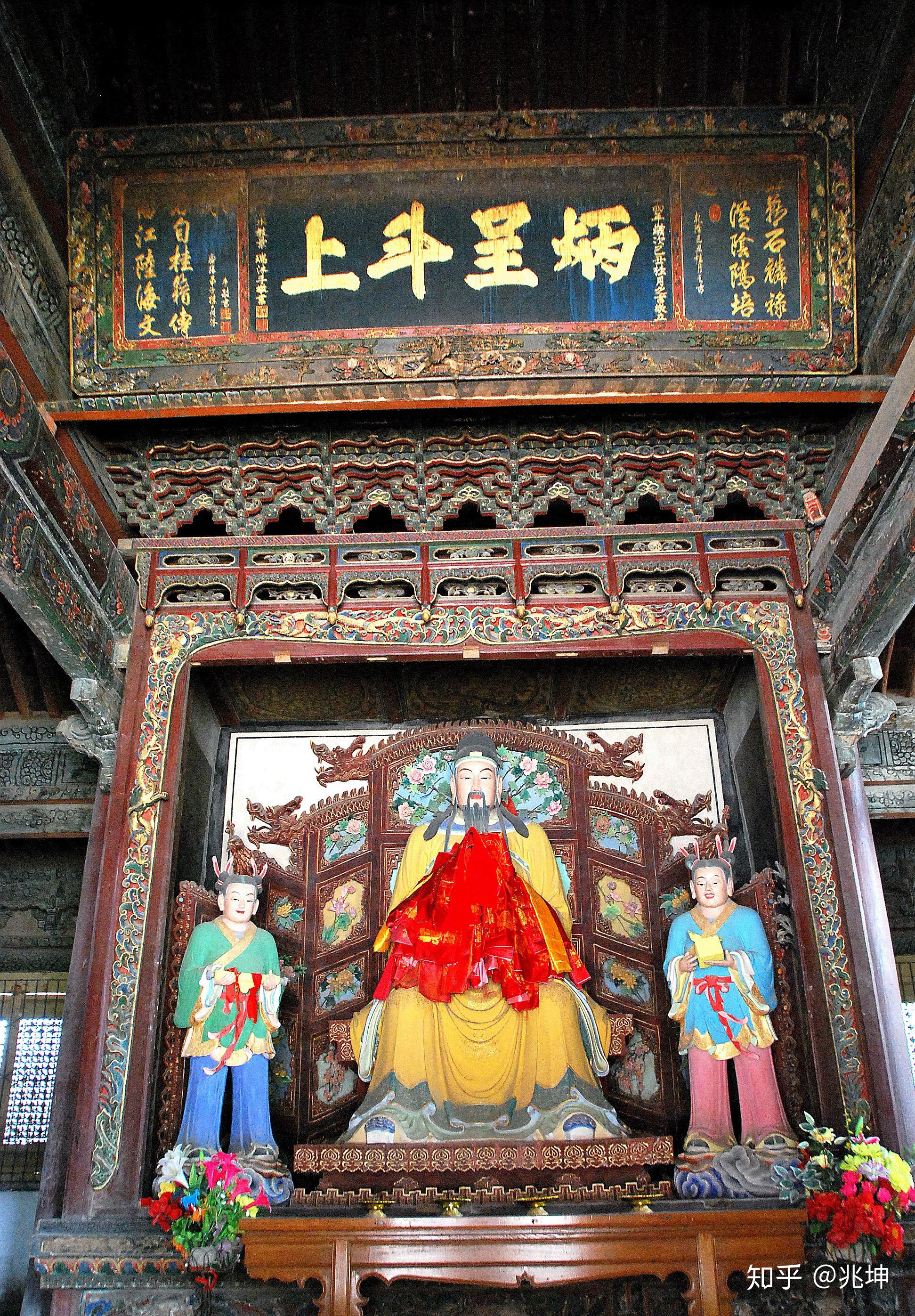 踏进桂籍殿,殿内正中的神龛里供奉着掌管文运的文昌帝君.