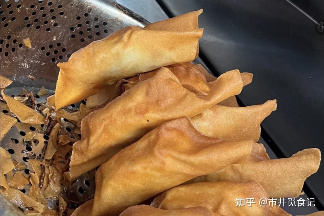 卷圈和煎饼馃子一样都是天津人喜爱的早点之一,分为豆皮卷圈和尖头卷