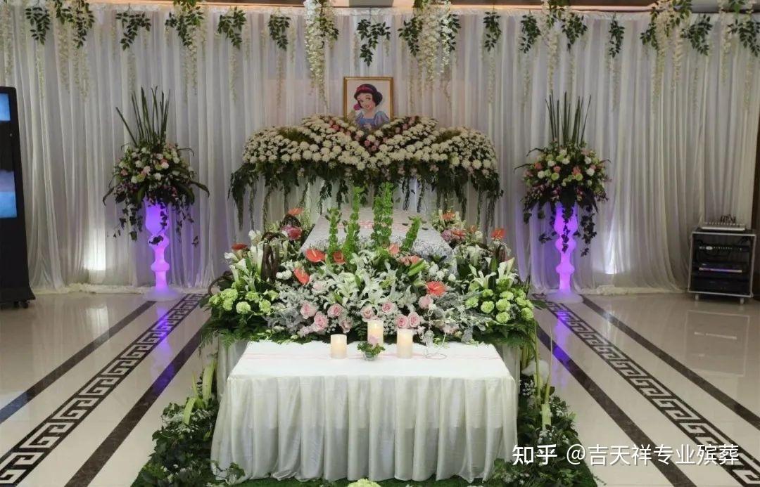 通常是成双成对的,一雄一雌的摆放形式,遵循中国传统的男左女,有的