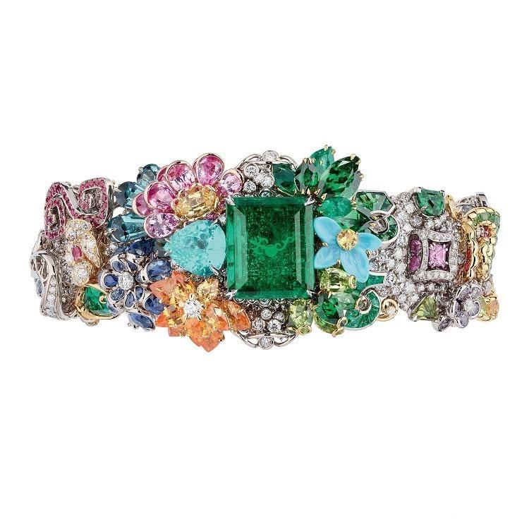 的动物主题珠宝系列,在指间塑造出一只逼真的孟加拉豹猫boucheron