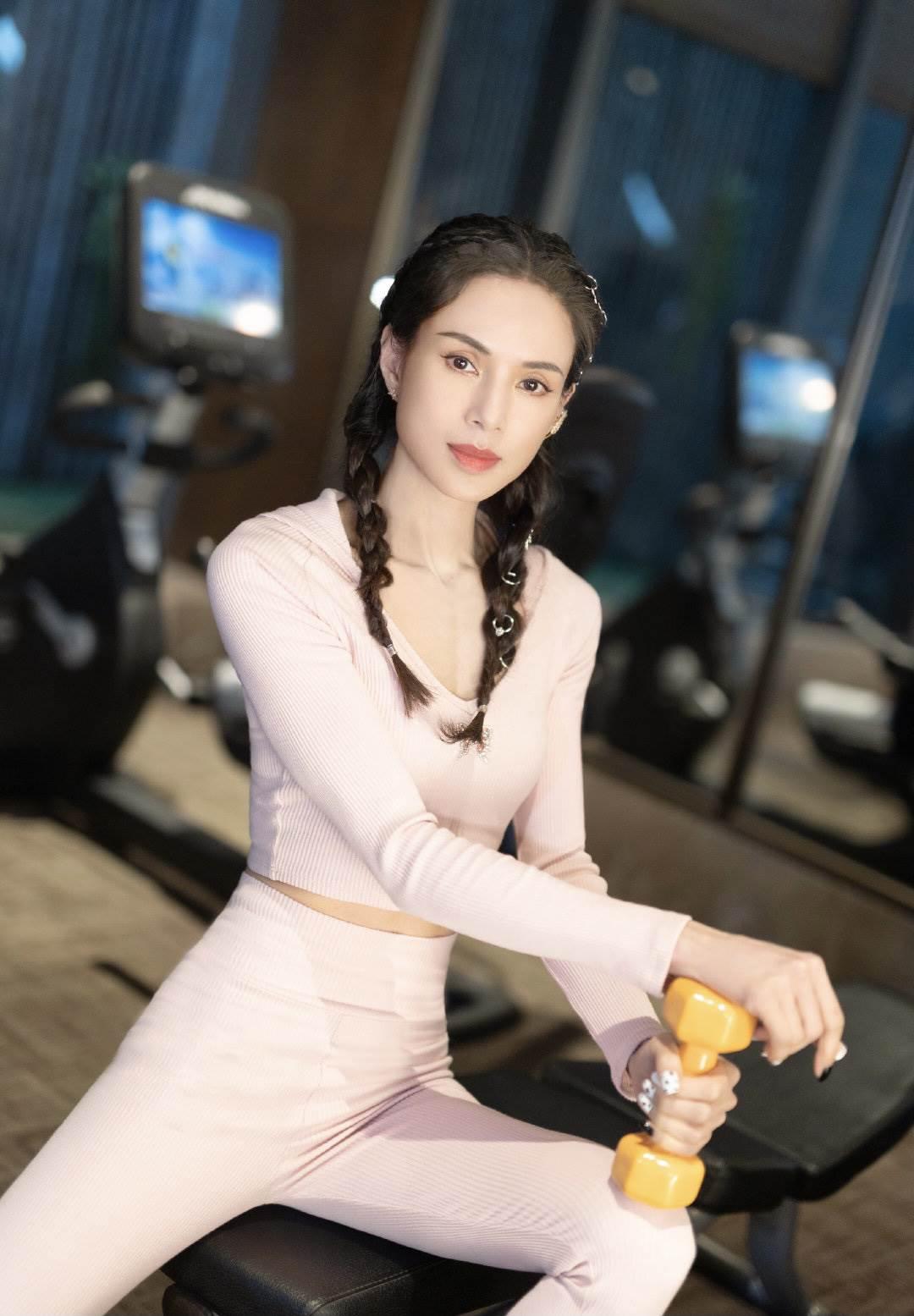 55岁冻龄女神李若彤的马甲走红健身真的可以保养吗