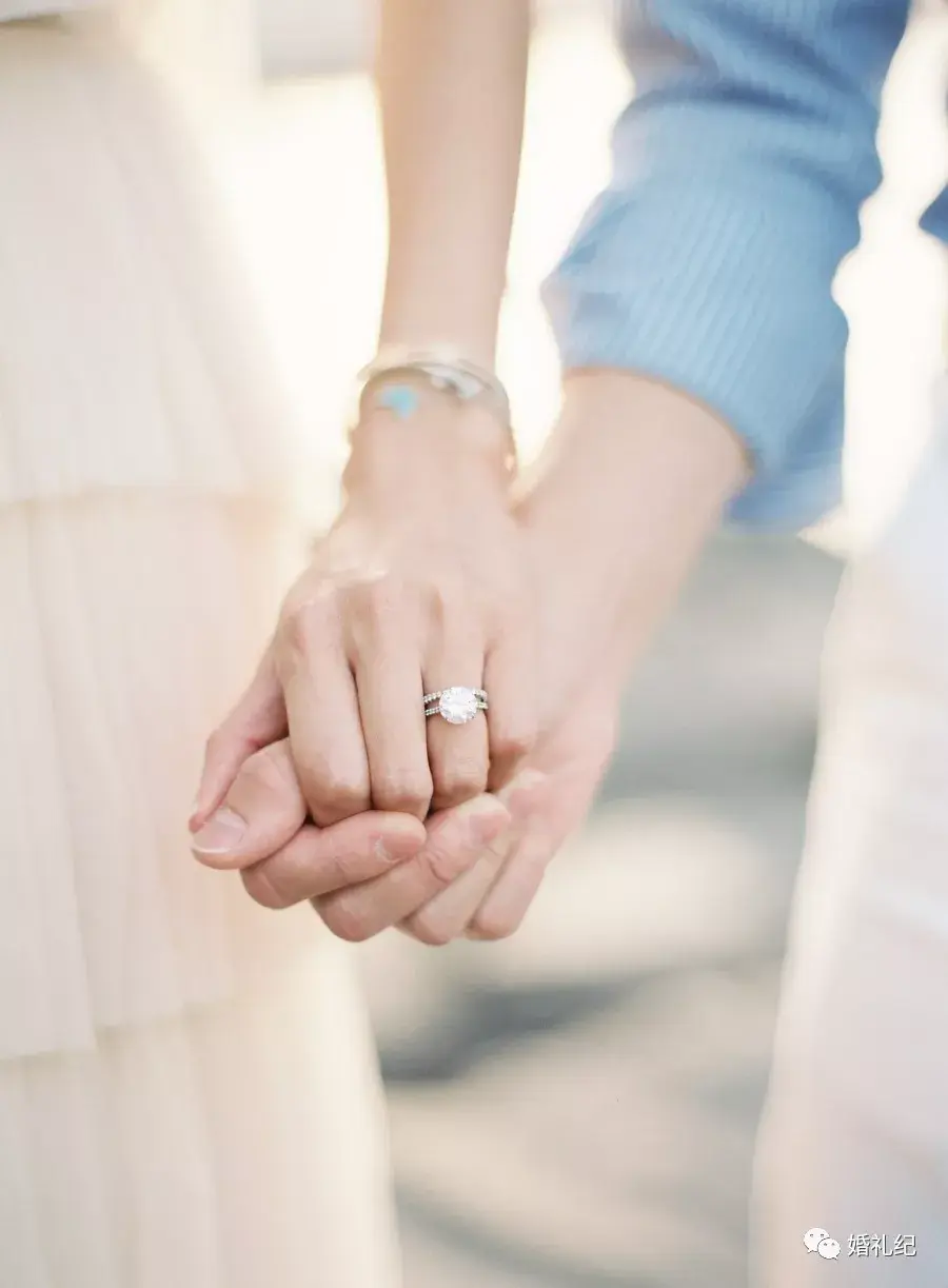 有些女生平时朋友圈还发点动态图片啥的,结婚