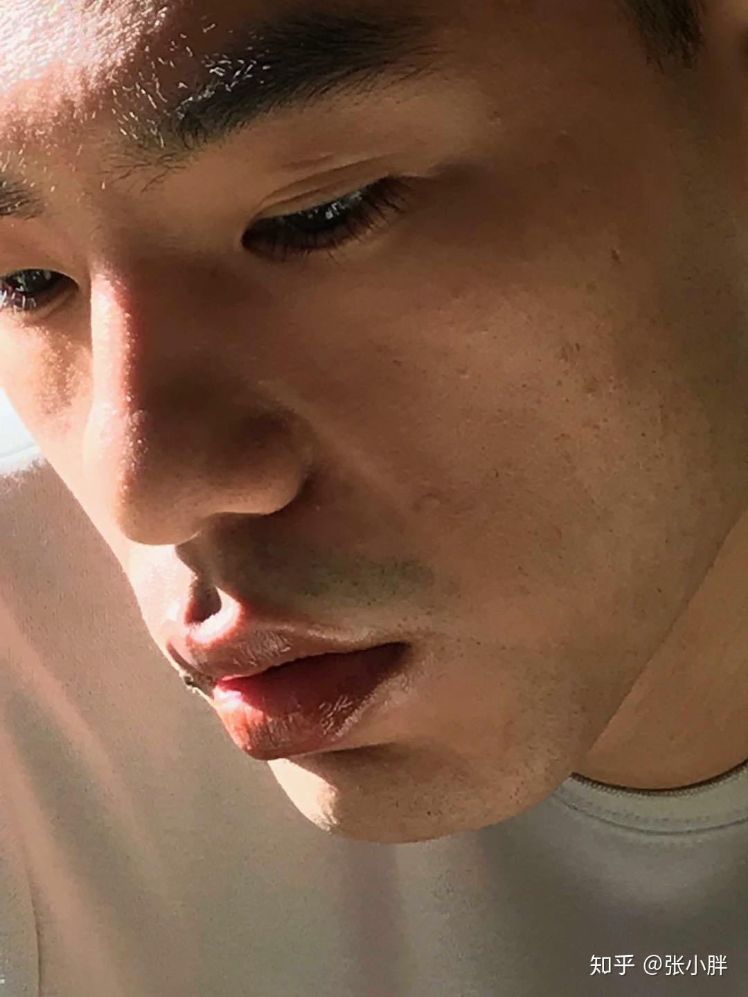 嘴唇厚的男生真的很丑吗