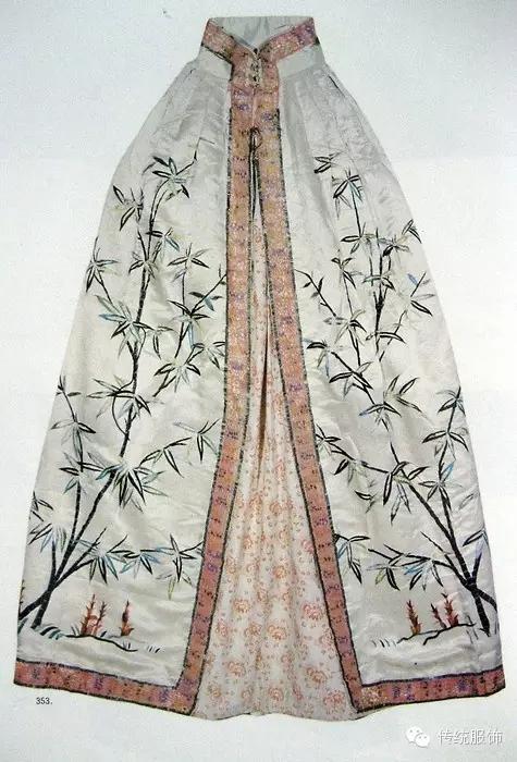 褙子罩衫:外披御寒,居家,休闲的外套,一般不作为礼服穿着.