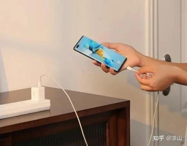 高铁充电真的伤手机吗?充电器不拔真的会起火吗?边玩边充会爆炸吗?