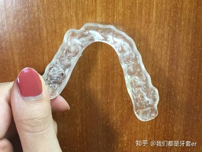 不是每个人都适合牙套.我高中起就有严重的颌关节紊乱,导致关节吸收.