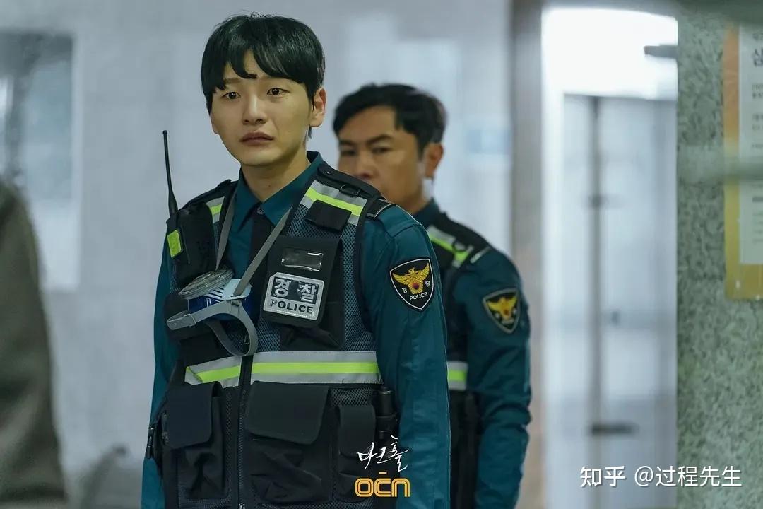 韩剧推荐ocn播出的变种人类动作悬疑剧黑洞由金玉彬李浚赫担任主演