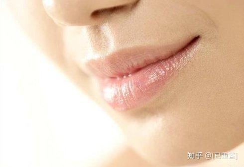 嘴唇干燥是什么原因 为什么越舔越干 知乎
