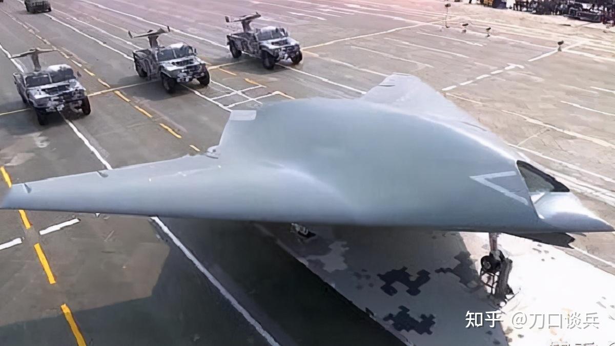国产攻击11隐身无人作战飞机外界推测飞龙2隐身无人轰炸机就是从飞龙2