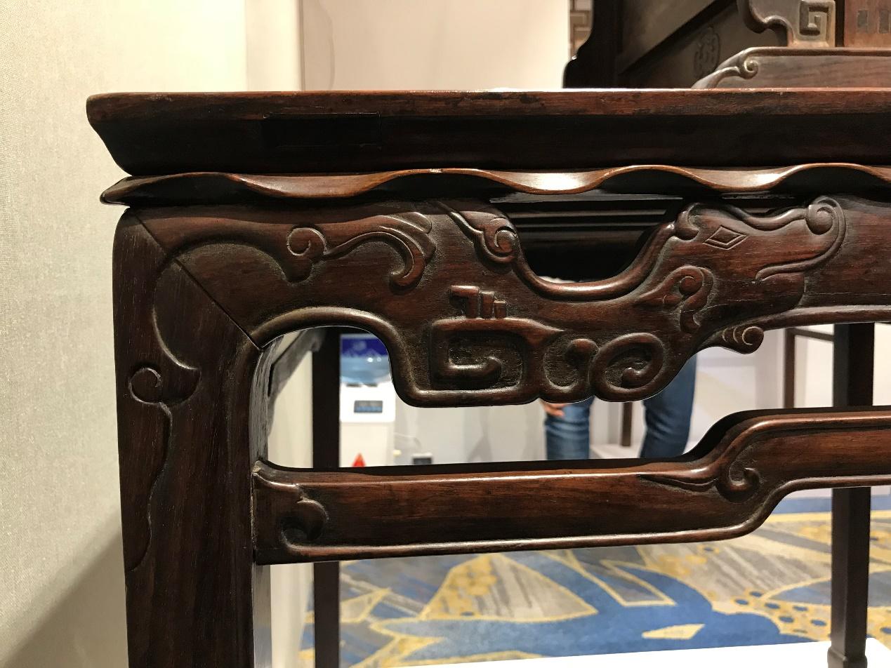 壶门牙条雕螭龙黄花梨方桌估价五十万元