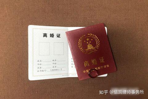 离婚诉讼,无非就是争房子,车子,孩子,还有存在各个账户里的钱票子.