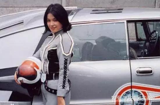 在拍摄完赛文奥特曼后,估计想开辟更多戏路,菱见百合子开始转型走性感