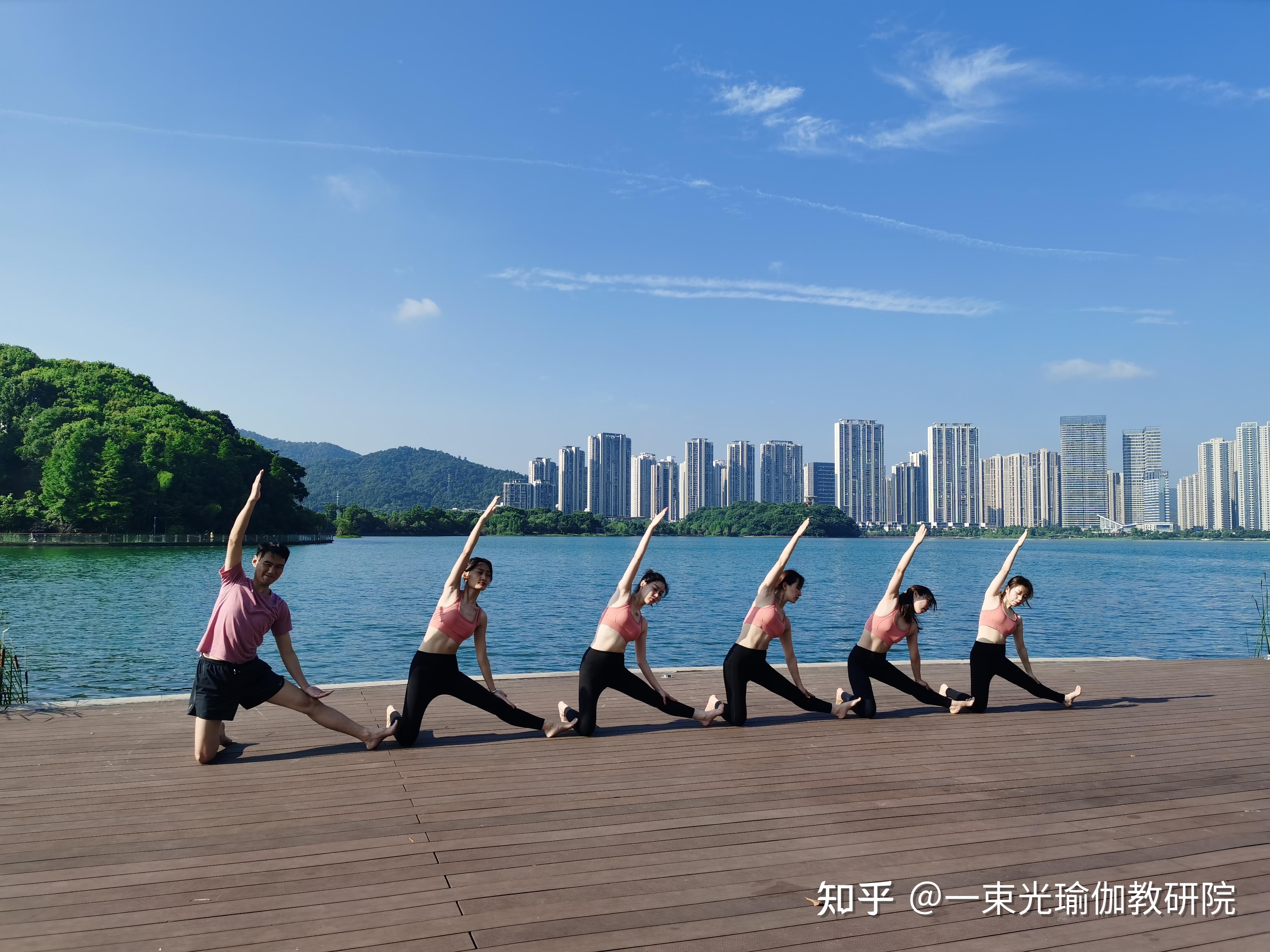 什么人适合当瑜伽老师 v2-c2b8b5322d13492d1d5933669ab103b2_r.jpg