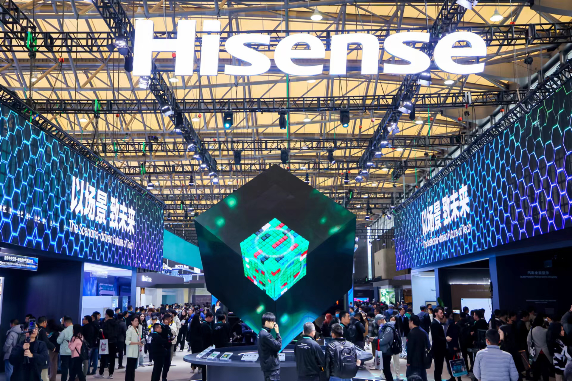 x全场景ai计算画质平台,再加上光学系统设计,"信芯 x"画质处理,"黑曜