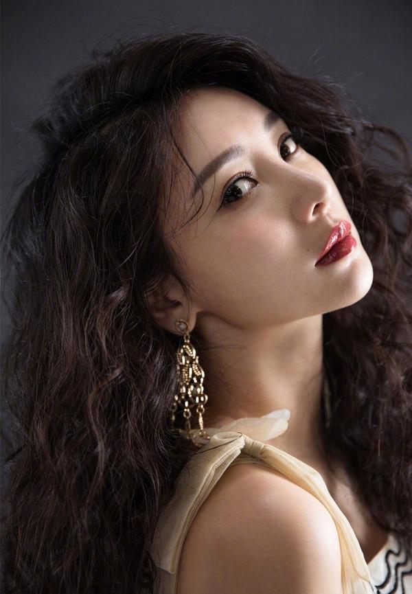 耳环搭配有一套揭开隐藏在精致女孩耳畔的秘密