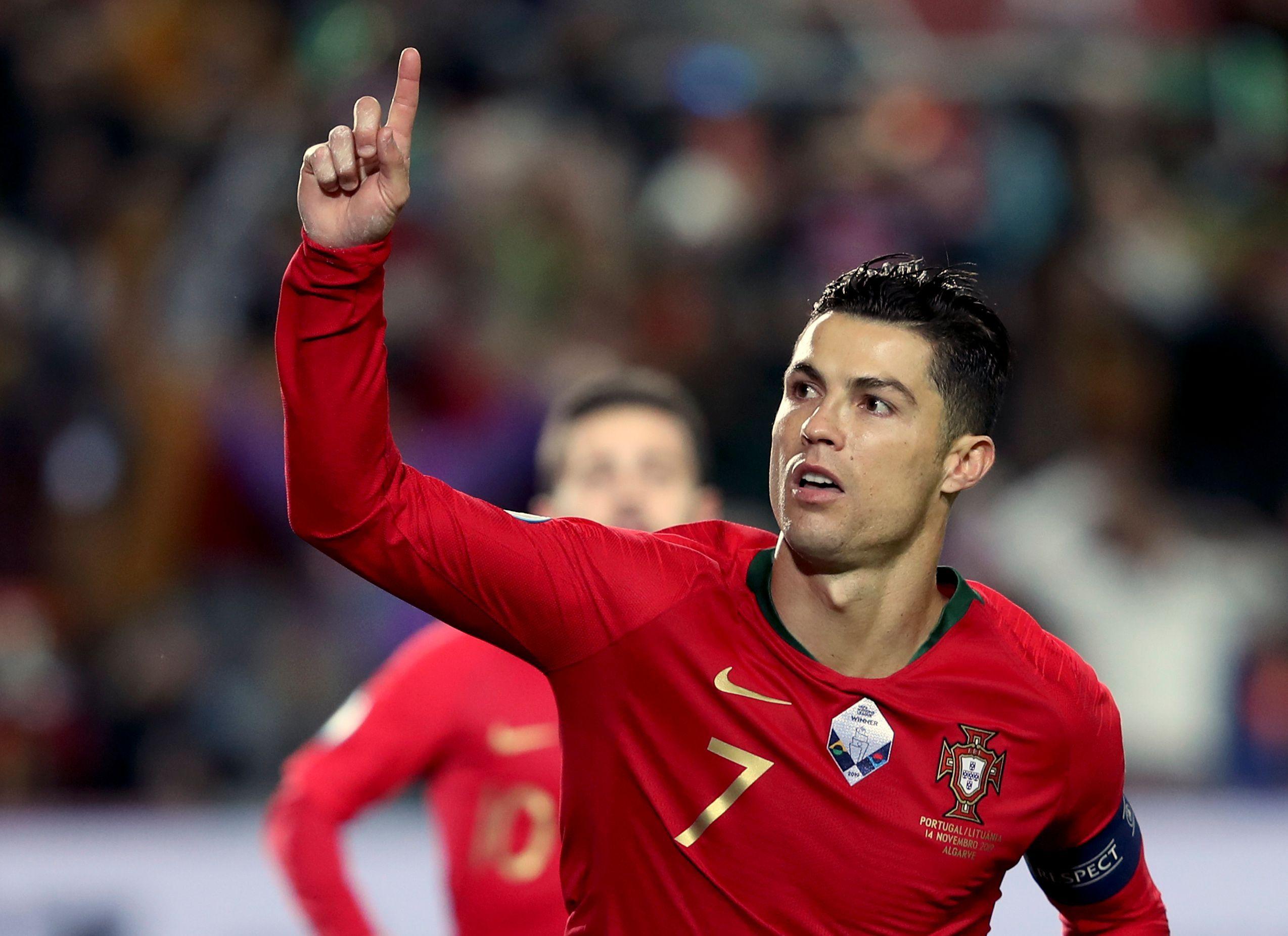 巅峰c罗梅开二度达成800球里程碑