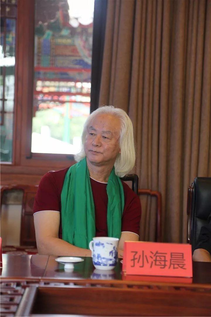 在笔与纸之间问道寻缘,绘画出一幅幅精品力作,诗书画艺地展现了当代