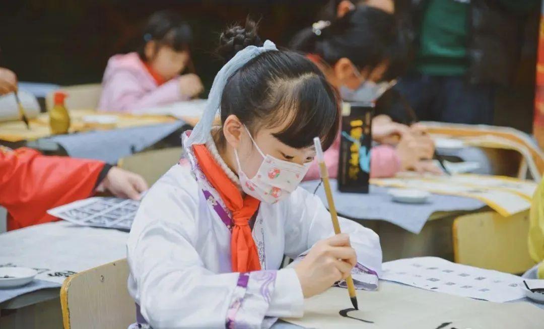 执笔承传统学生挥毫题校牌值得点赞