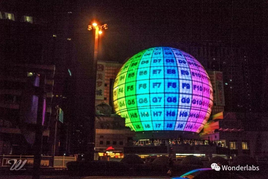 并在深夜多次对美罗城球体led进行网格调整和画面测试,以达到画面畸变