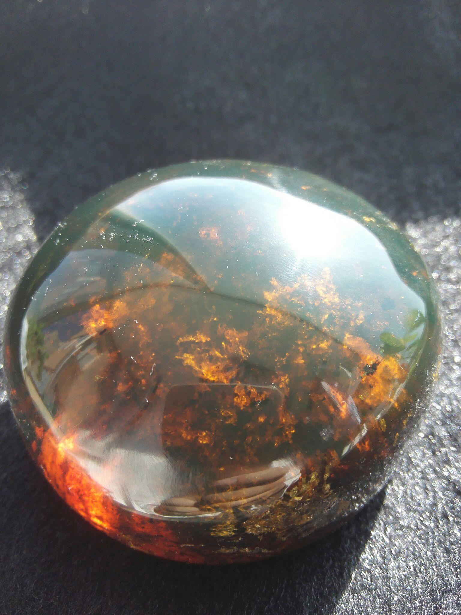 一块150多克的多米尼加绿色琥珀