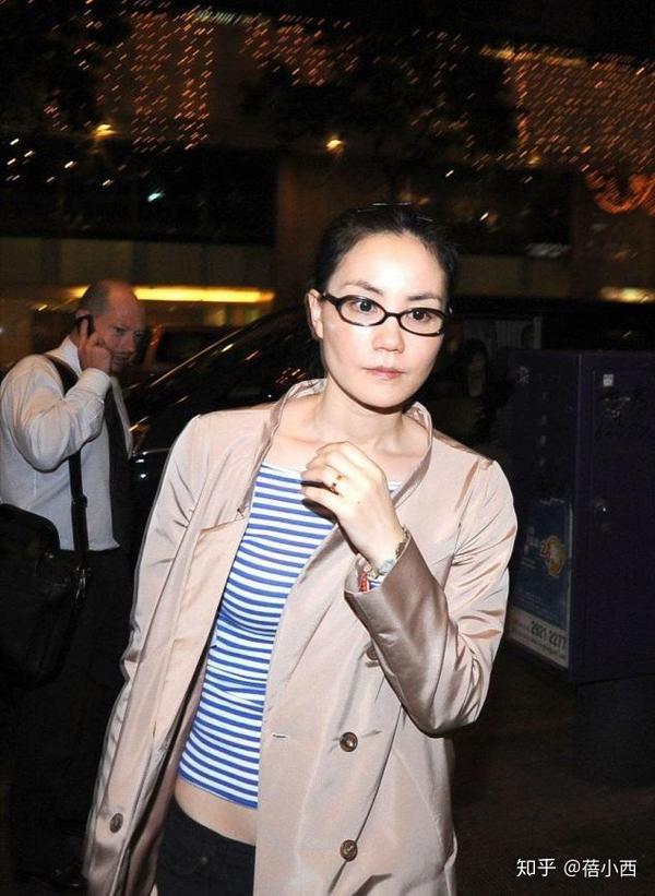 王菲少见扎起来头发又穿风衣出街随便配条纹t恤都有高级感