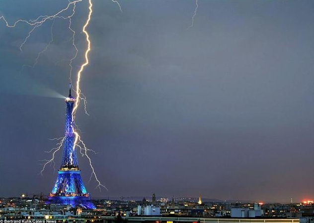 的形式沿着导线两边传播而引入室内;第二种是来自感应雷的高电压脉冲