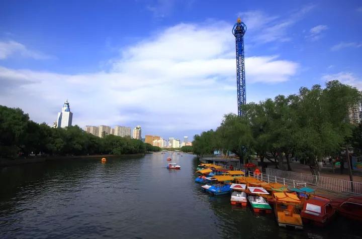 南湖公園 景區特色:瀋陽南運河流經園中,波光倒影,垂柳搖曳,遊船