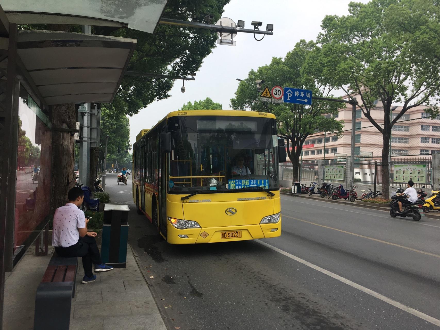 中间仅停靠一站市行政中心便到了绍兴北站场站里的各种brt绍兴北前脸