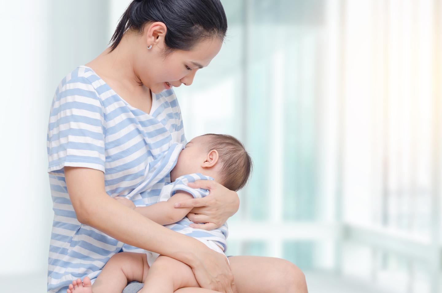 母乳喂养的正确方法--姜堰日报